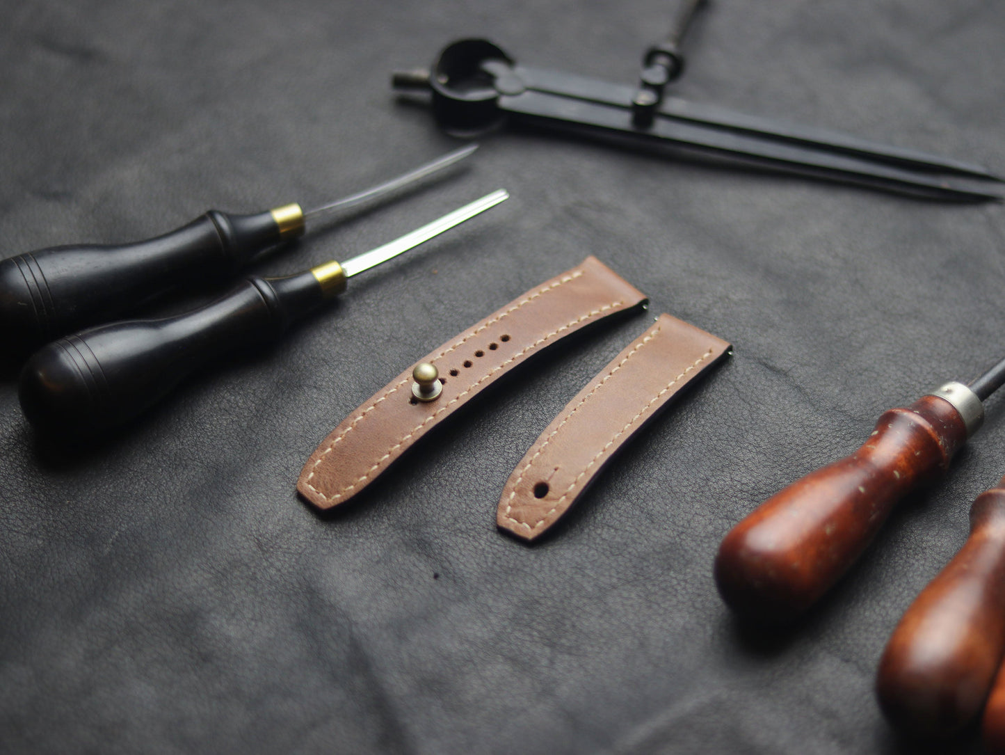 WALNAT BROWN (BEACH) - FULL STITCHED WATCH STRAPS grip