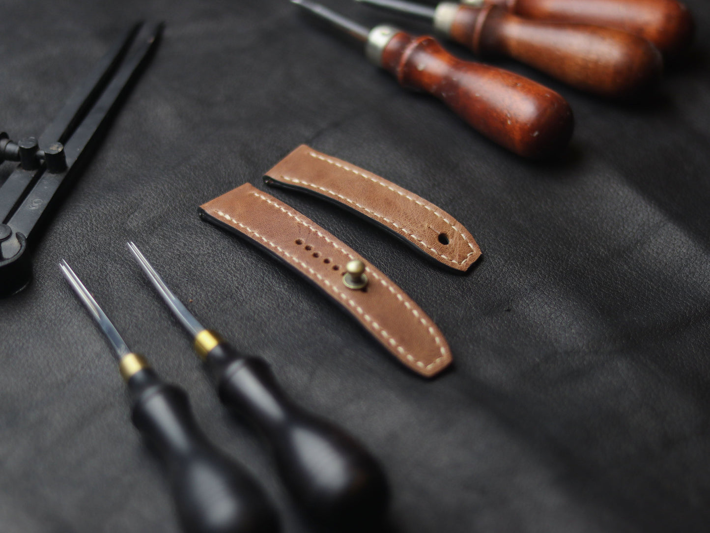 WALNAT BROWN (BEACH) - FULL STITCHED WATCH STRAPS grip