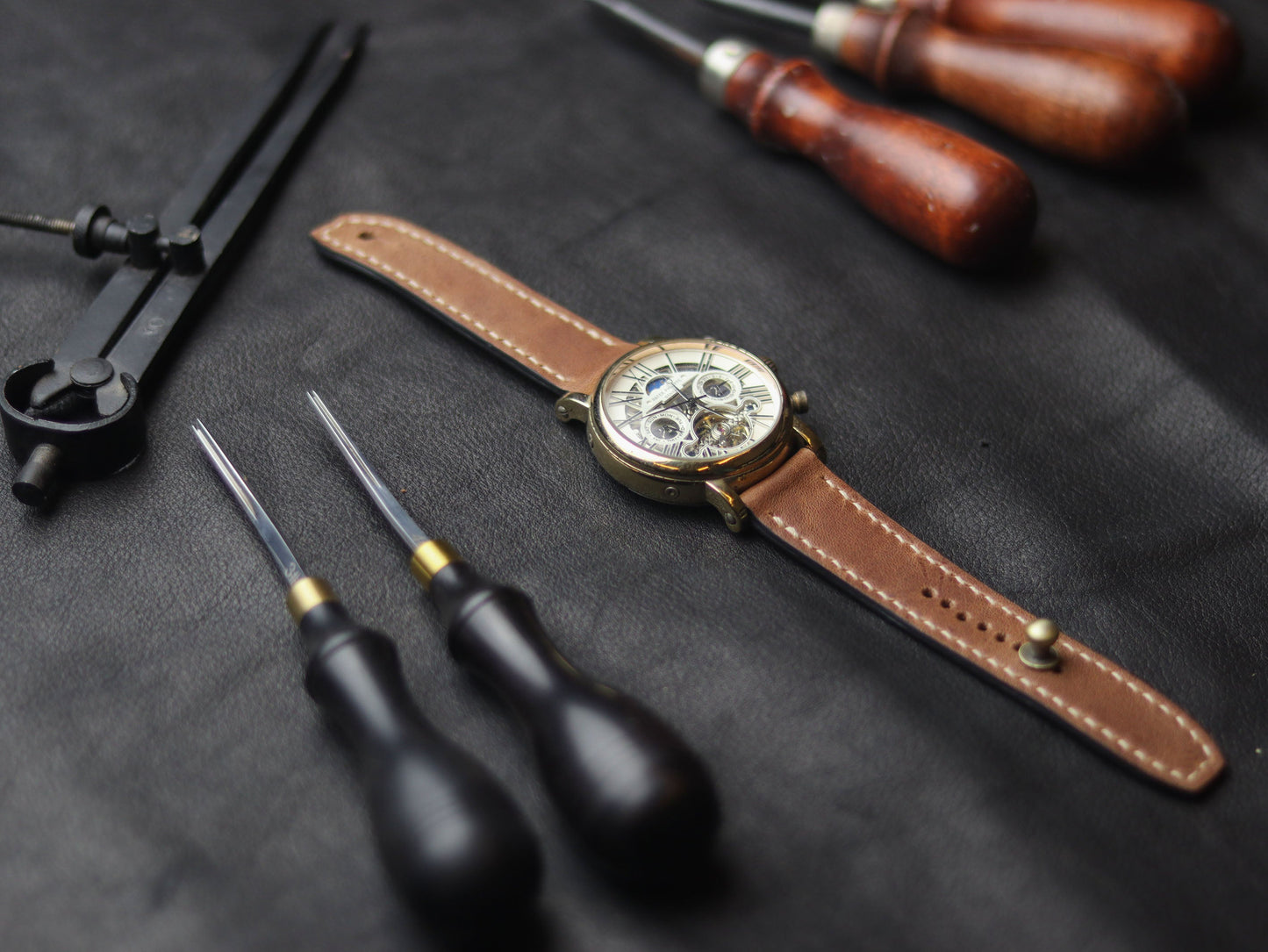WALNAT BROWN (BEACH) - FULL STITCHED WATCH STRAPS grip