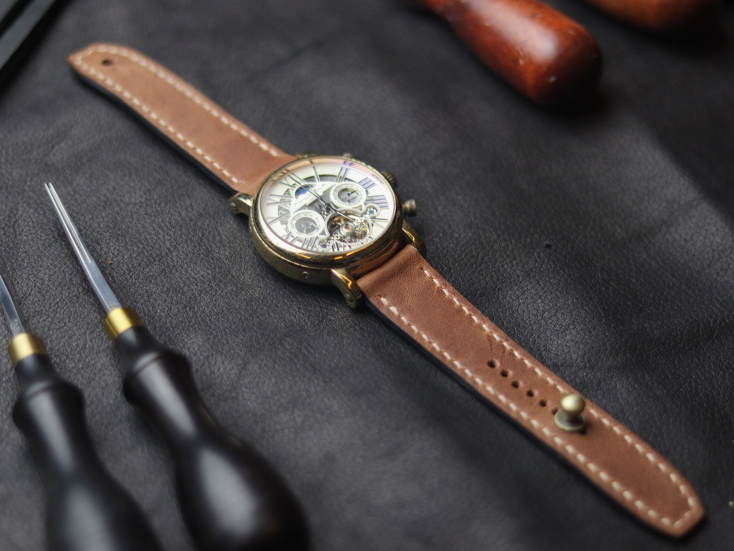 WALNAT BROWN (BEACH) - FULL STITCHED WATCH STRAPS grip