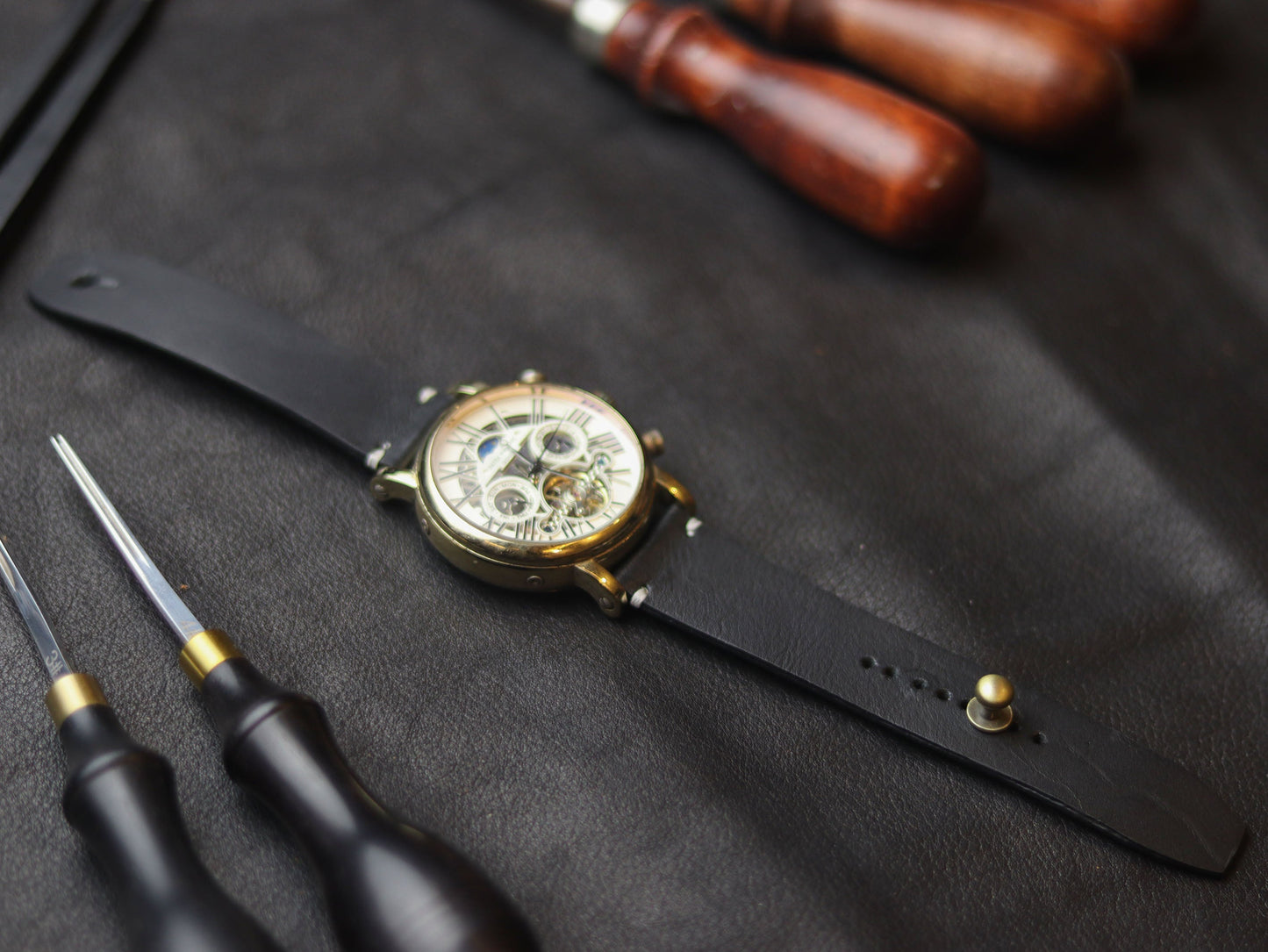 PANTOM BLACK (WHITE) - MINIMAL STITCHED WATCH STRAPS grip