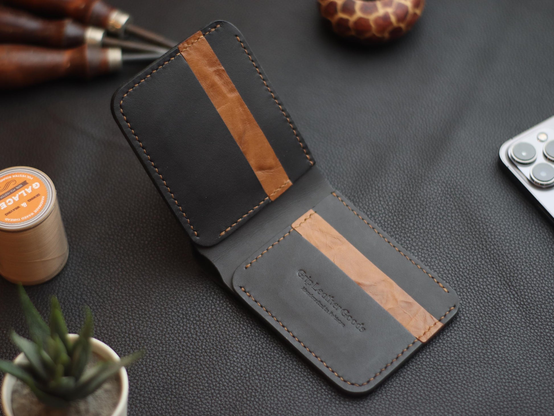 GROOM 2.0 LEATHER WALLET BLACK & BROWN grip
