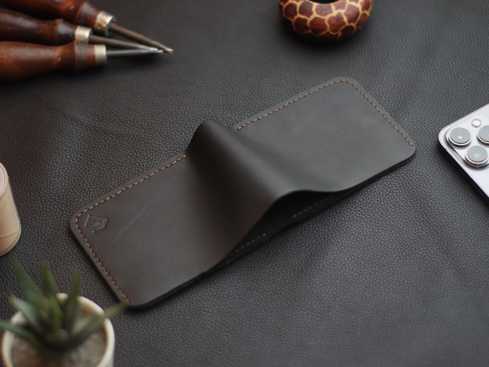 GROOM 2.0 LEATHER WALLET BLACK & BROWN grip