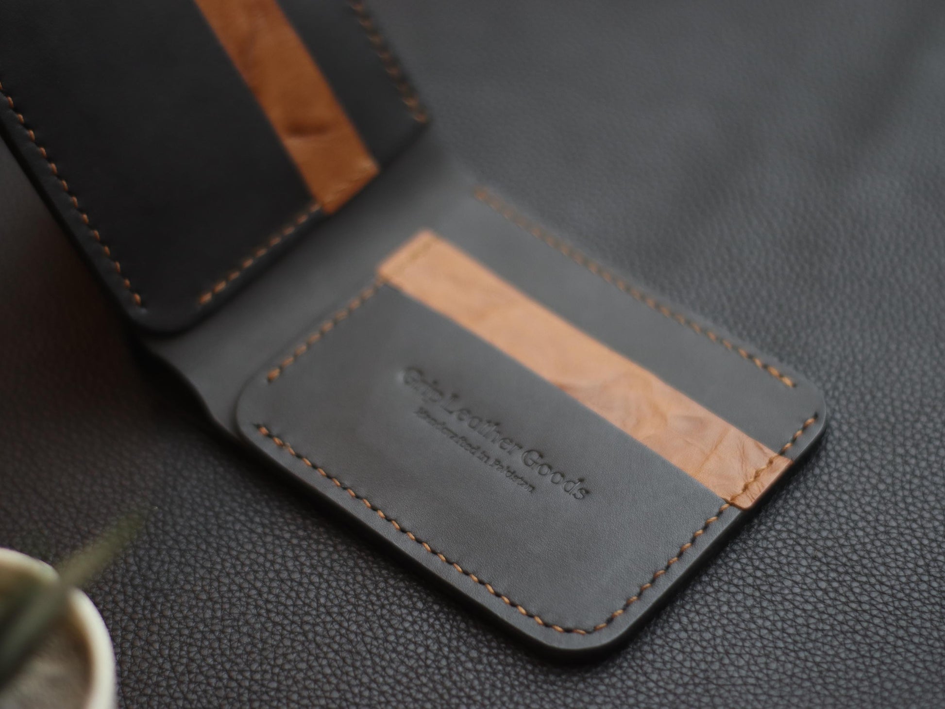 GROOM 2.0 LEATHER WALLET BLACK & BROWN grip