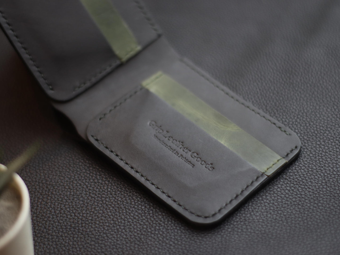 GROOM 2.0 LEATHER WALLET BLACK & EMERALD GREEN grip