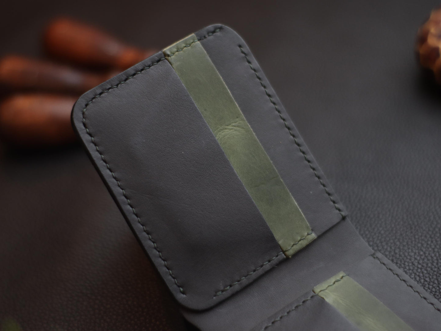 GROOM 2.0 LEATHER WALLET BLACK & EMERALD GREEN grip