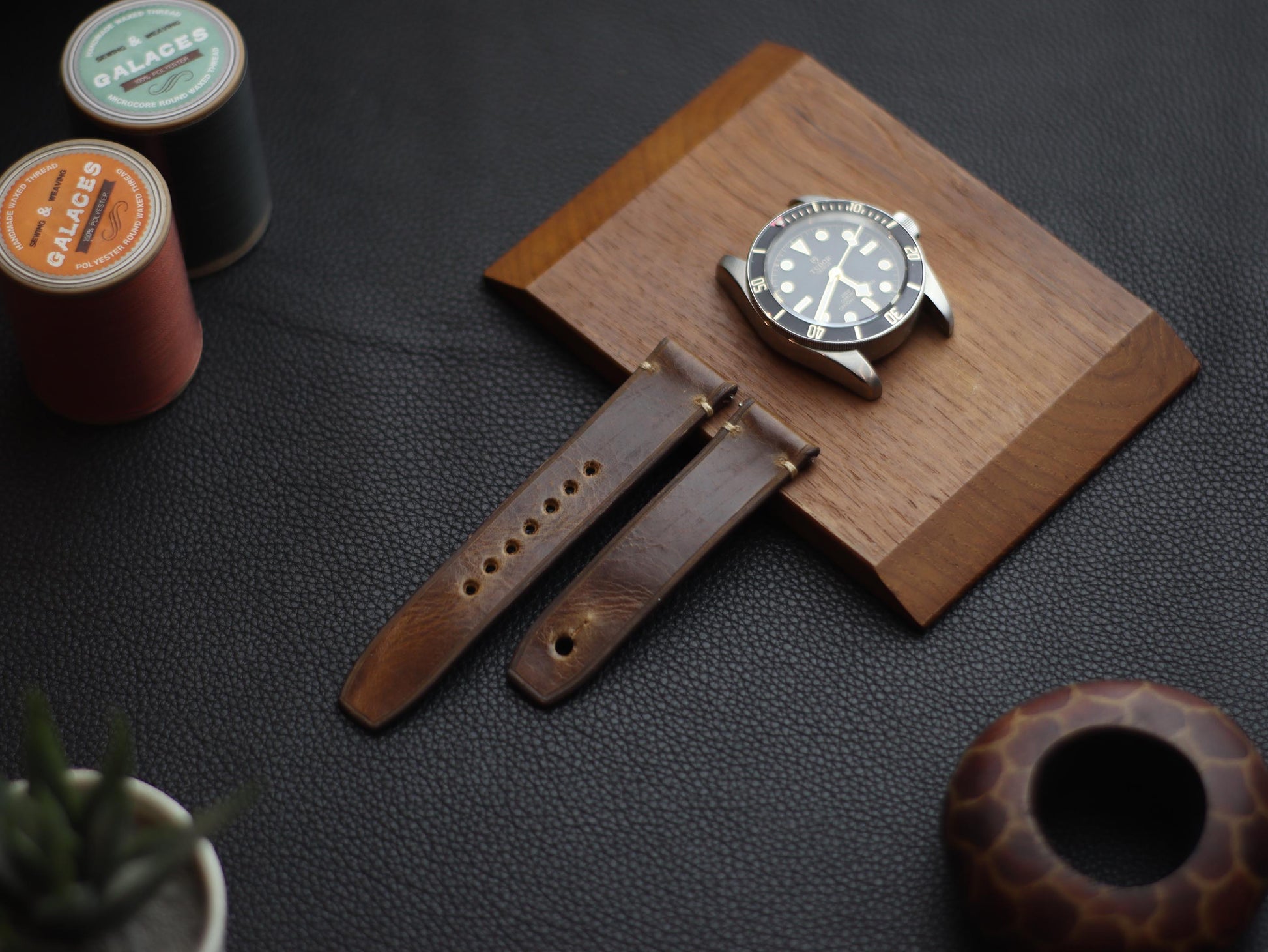 BRUNETTE BROWN (BEACH) - MINIMAL STITCHED WATCH STRAPS grip