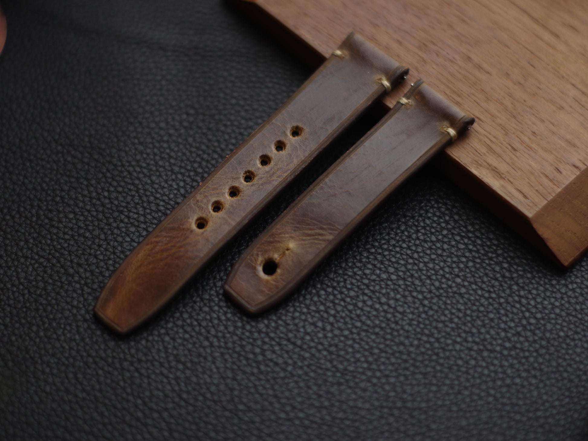 BRUNETTE BROWN (BEACH) - MINIMAL STITCHED WATCH STRAPS grip