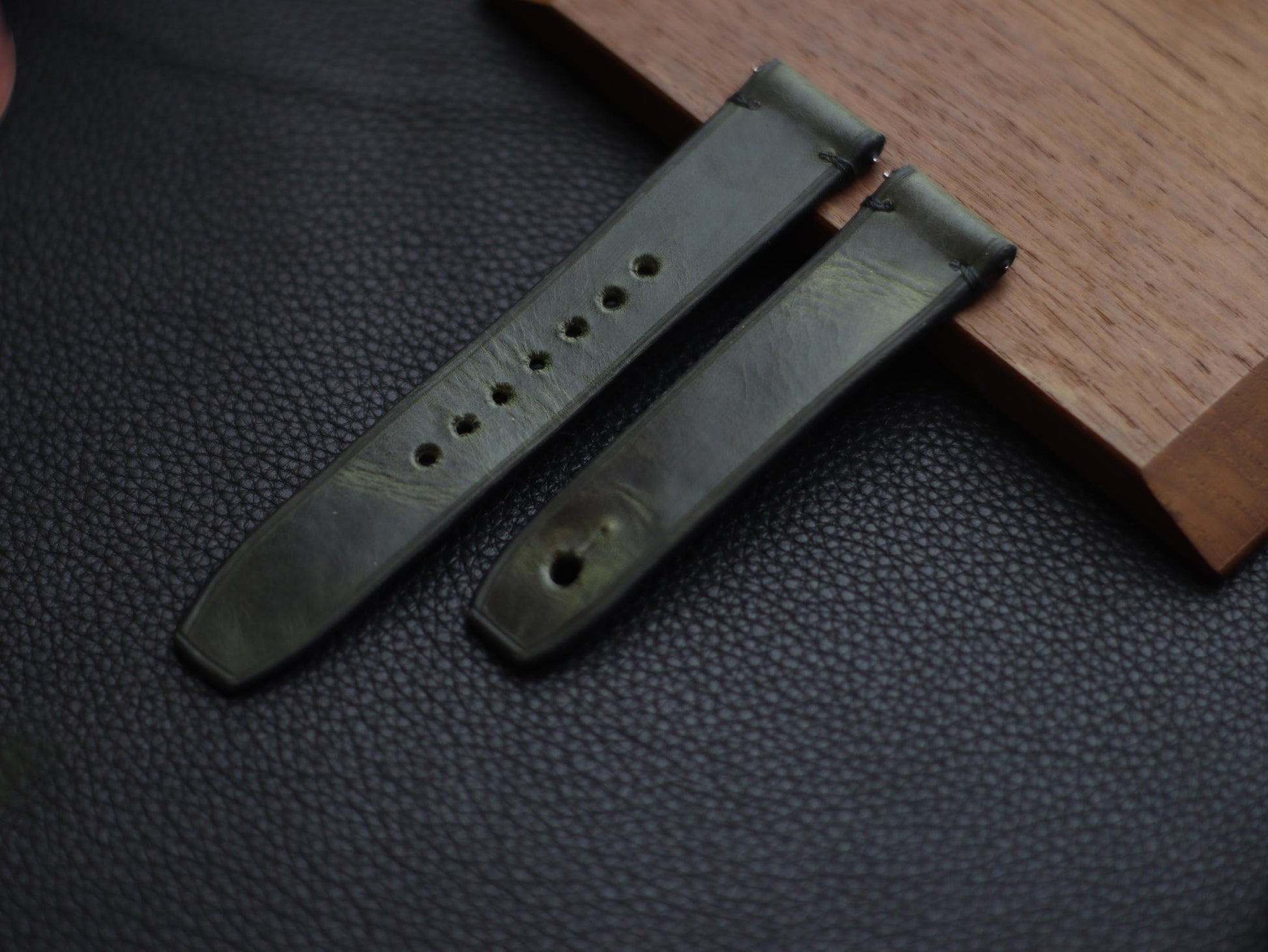 EMERALD GREEN (GREEN) - MINIMAL STITCHED WATCH STRAPS grip