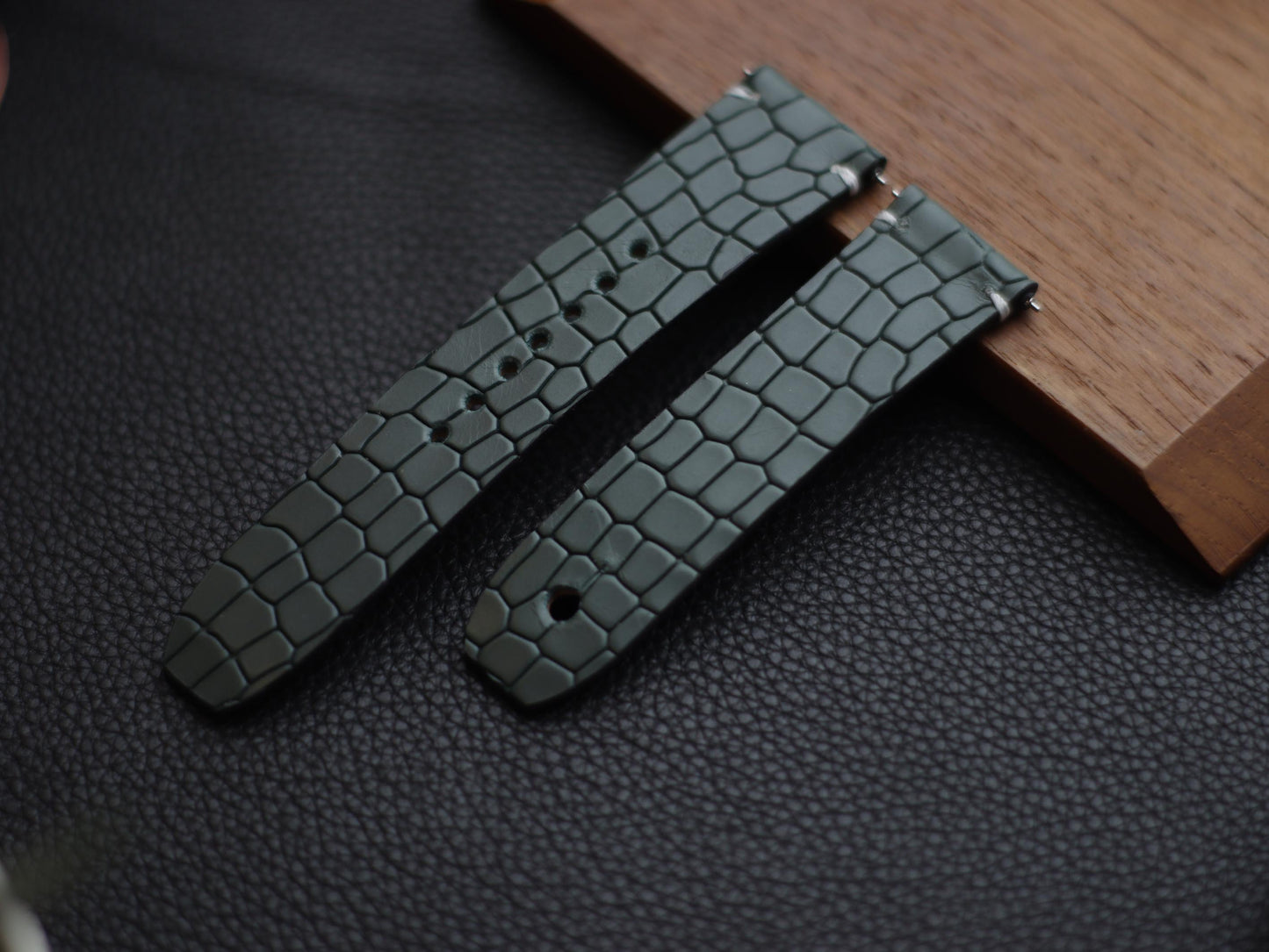 SMOKE GRAY (WHITE) - MINIMAL STITCHED WATCH STRAPS grip