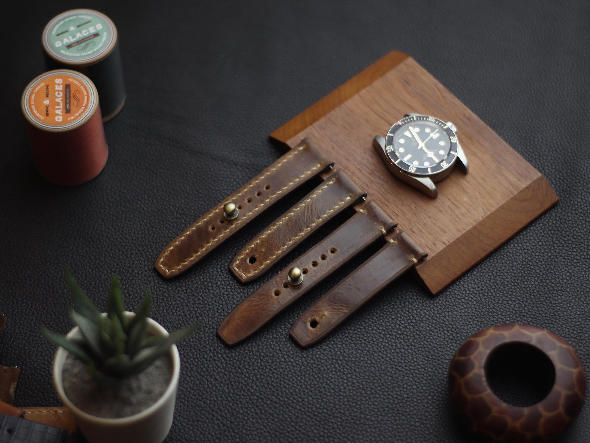 BRUNETTE BROWN (BEACH) - MINIMAL STITCHED WATCH STRAPS grip