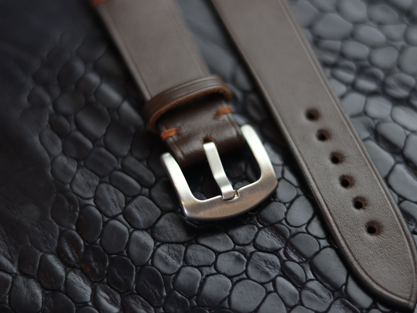 LEATHER STRAPS RUSTIC BROWN (BROWN) MINIMAL STITCHED GRIP LEATHER GOODS