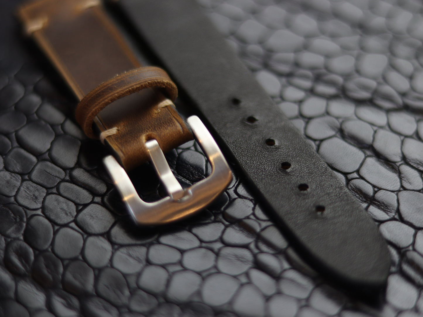 LEATHER STRAPS BRUNETTE BROWN (BEACH)  MINIMAL STITCHED GRIP LEATHER GOODS