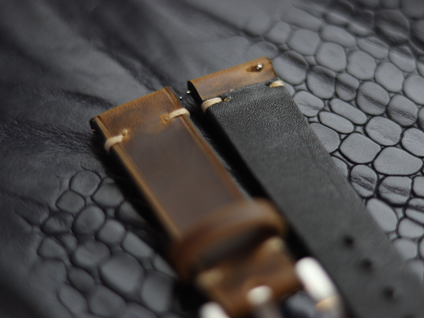 LEATHER STRAPS BRUNETTE BROWN (BEACH)  MINIMAL STITCHED GRIP LEATHER GOODS