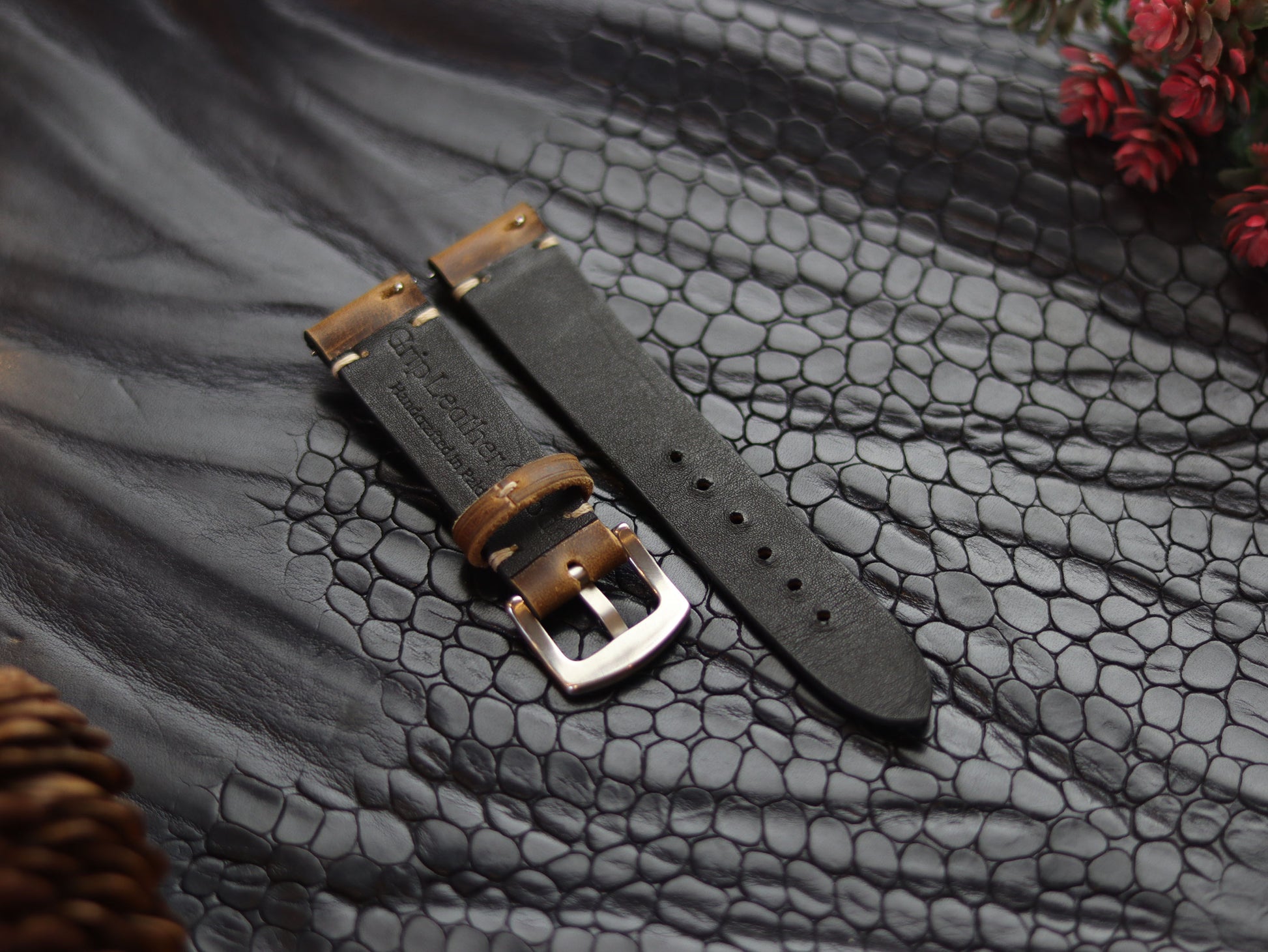 LEATHER STRAPS BRUNETTE BROWN (BEACH)  MINIMAL STITCHED GRIP LEATHER GOODS