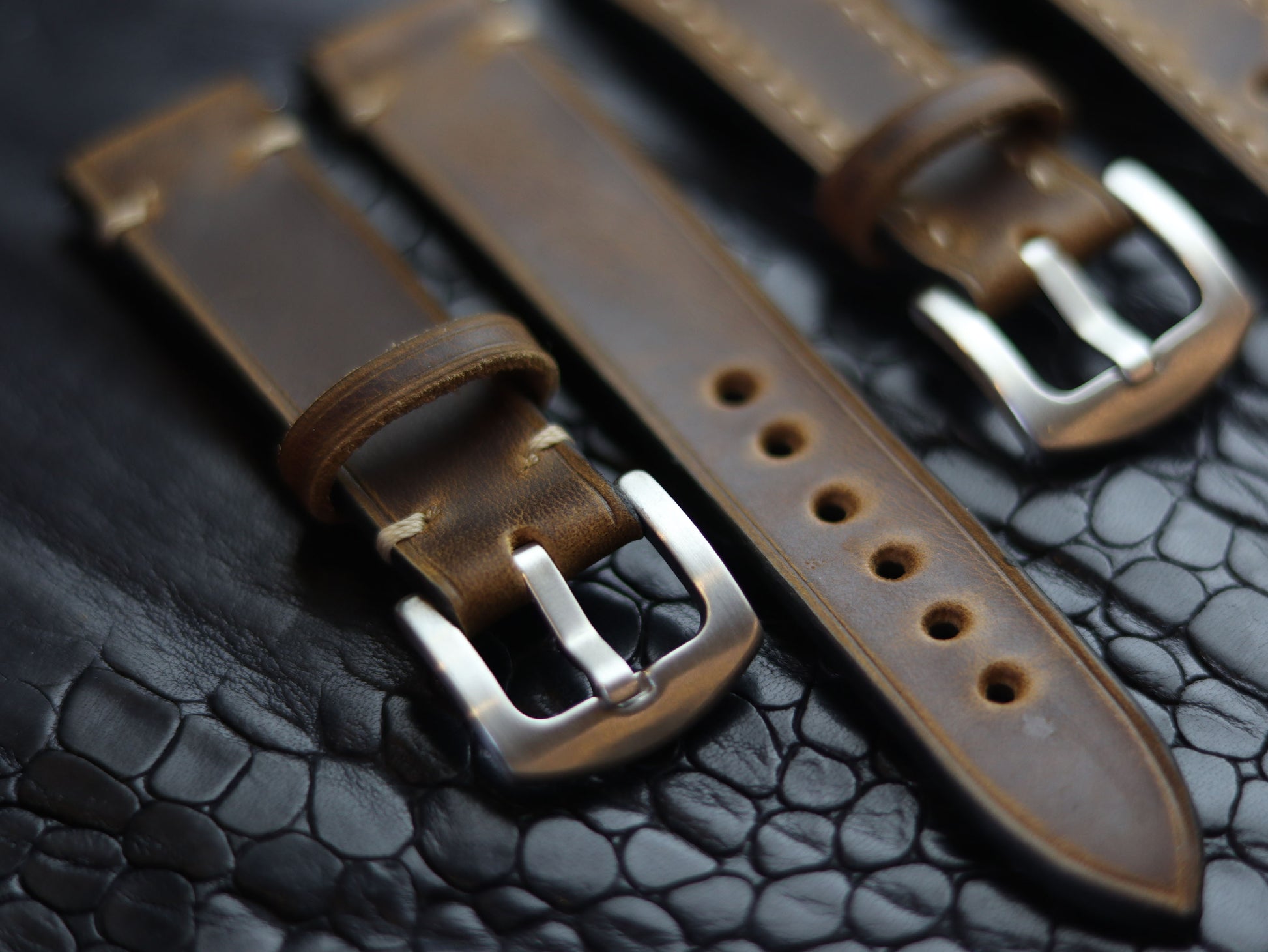 LEATHER STRAPS BRUNETTE BROWN (BEACH)  MINIMAL STITCHED GRIP LEATHER GOODS