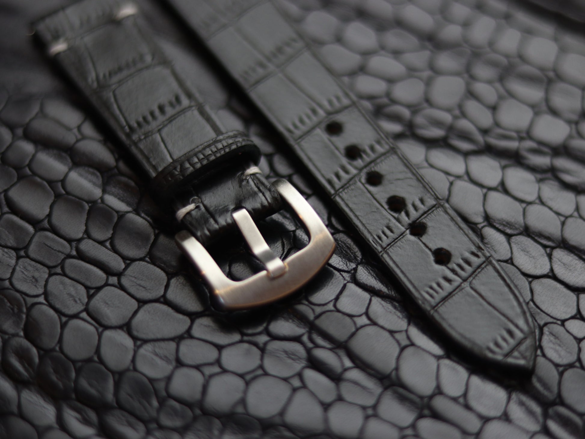 LEATHER STRAPS PHANTOM BLACK (WHITE) MINIMAL STITCHED GRIP LEATHER GOODS