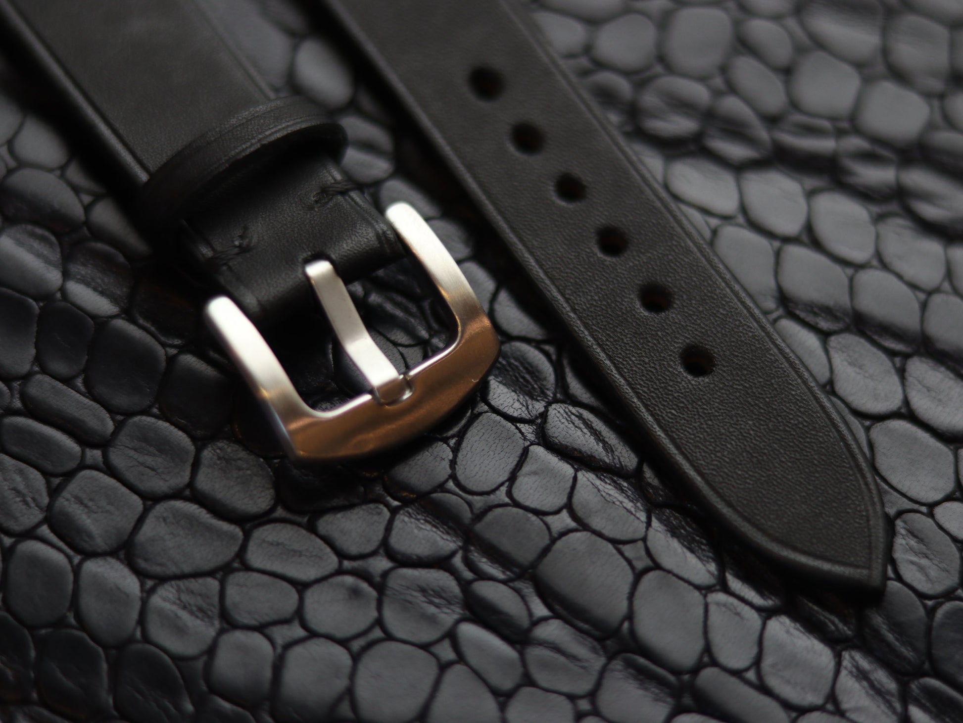 LEATHER STRAPS MATTE  BLACK (BLACK) MINIMAL STITCHED GRIP LEATHER GOODS