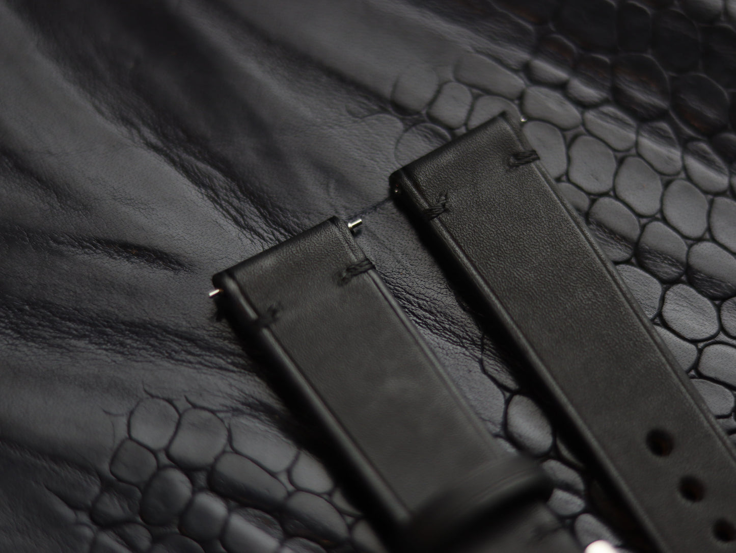 LEATHER STRAPS MATTE  BLACK (BLACK) MINIMAL STITCHED GRIP LEATHER GOODS
