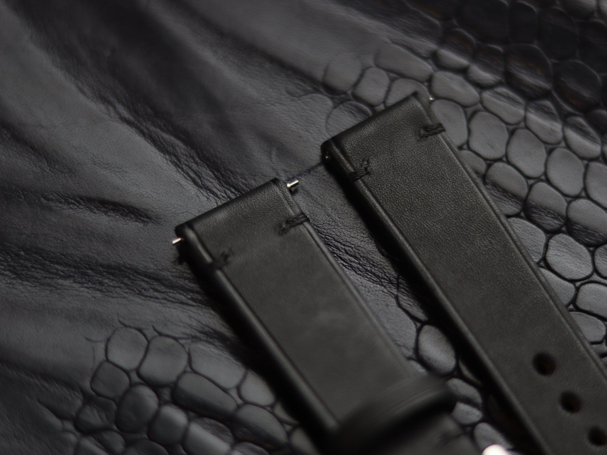 LEATHER STRAPS MATTE  BLACK (BLACK) MINIMAL STITCHED GRIP LEATHER GOODS