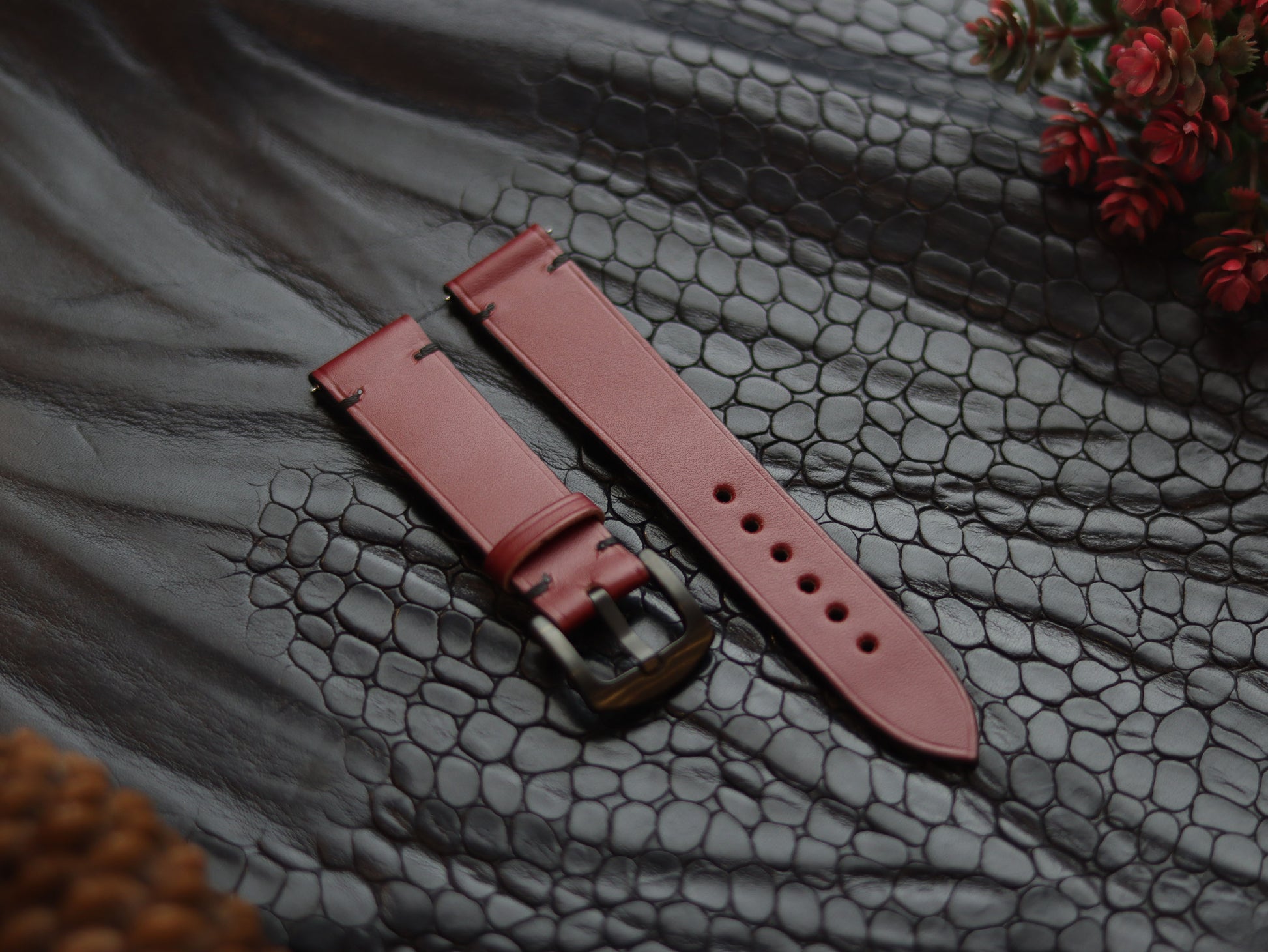 LEATHER STRAPS CRIMSON RED (BLACK)  MINIMAL STITCHED GRIP LEATHER GOODS