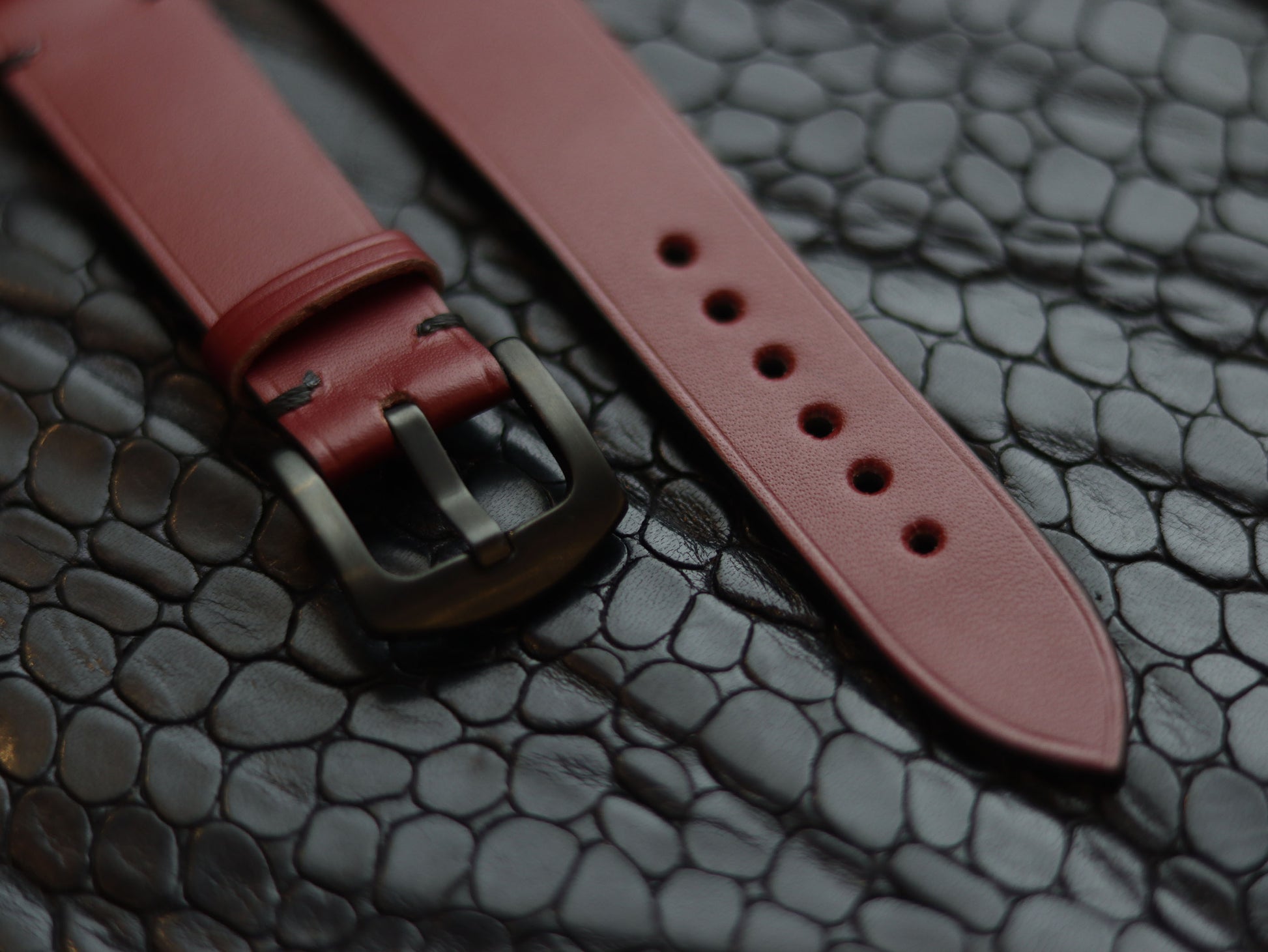 LEATHER STRAPS CRIMSON RED (BLACK)  MINIMAL STITCHED GRIP LEATHER GOODS