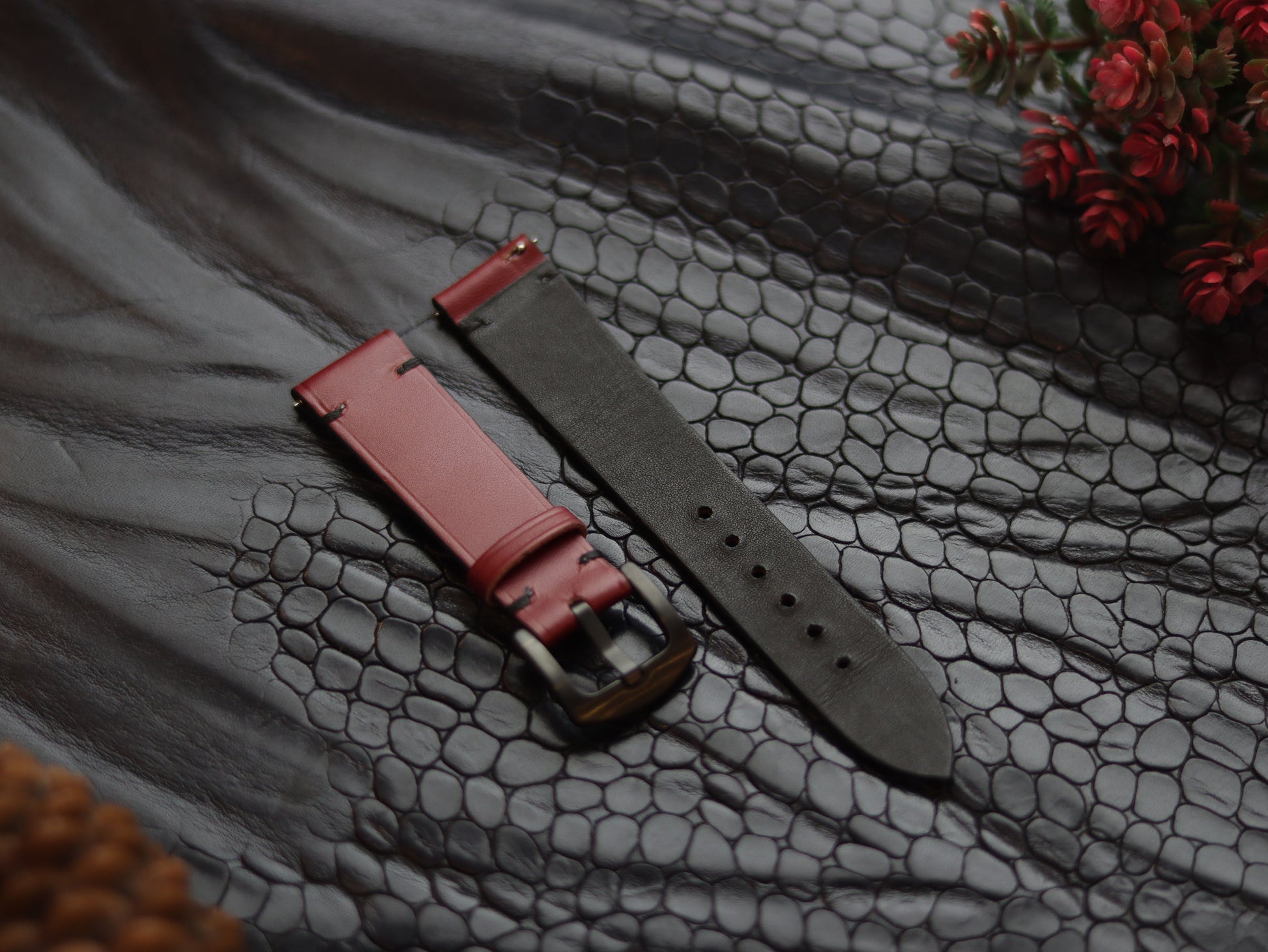 LEATHER STRAPS CRIMSON RED (BLACK)  MINIMAL STITCHED GRIP LEATHER GOODS