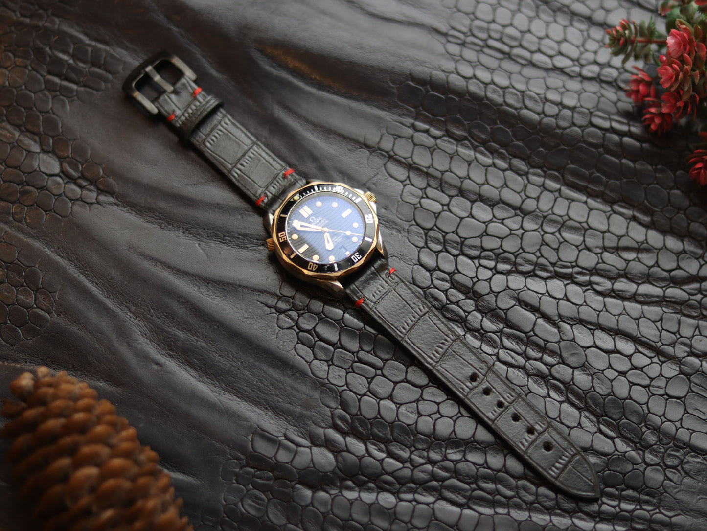 LEATHER STRAPS PHANTOM BLACK (RED) MINIMAL STITCHED GRIP LEATHER GOODS