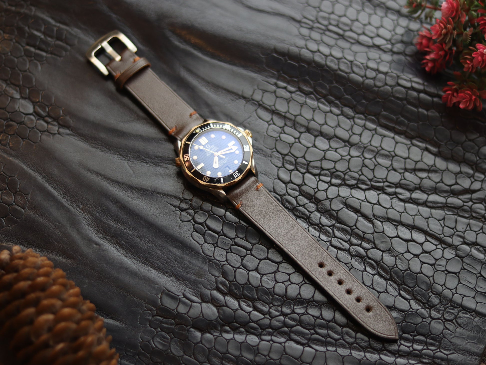 LEATHER STRAPS RUSTIC BROWN (BROWN) MINIMAL STITCHED GRIP LEATHER GOODS