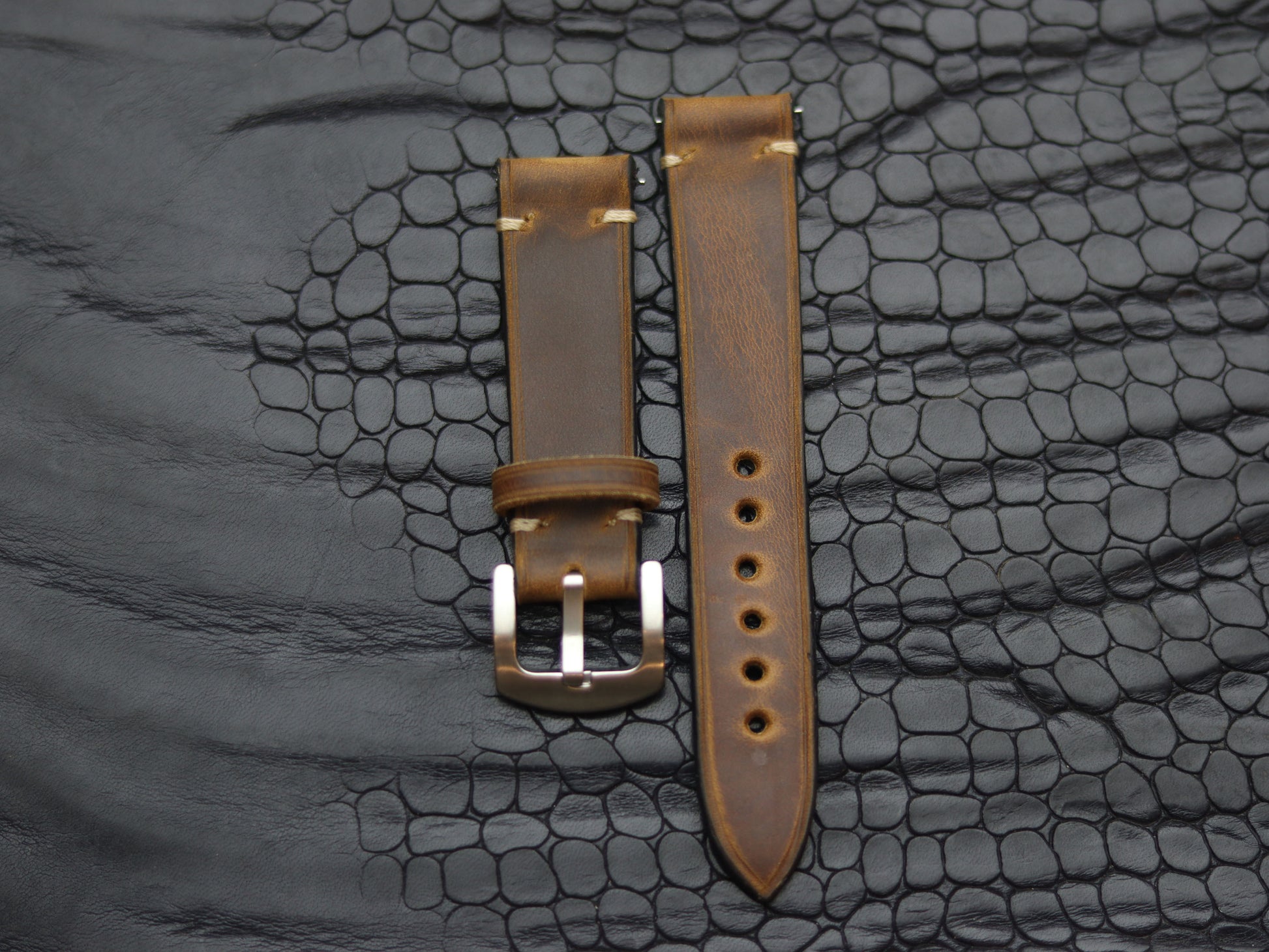 LEATHER STRAPS BRUNETTE BROWN (BEACH)  MINIMAL STITCHED GRIP LEATHER GOODS