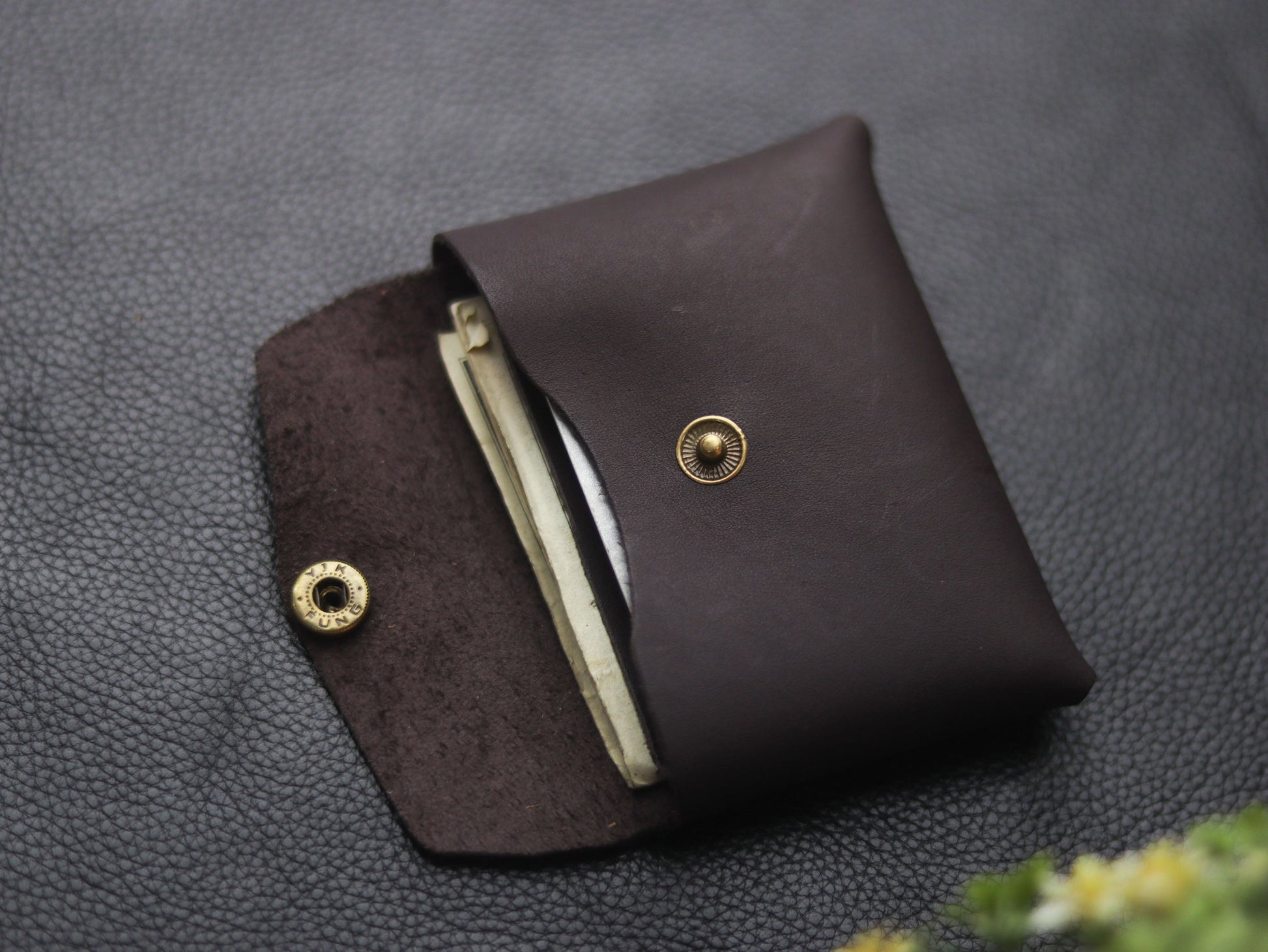 Stitchless minimalist Leather wallet & cardholder Deep Purple grip