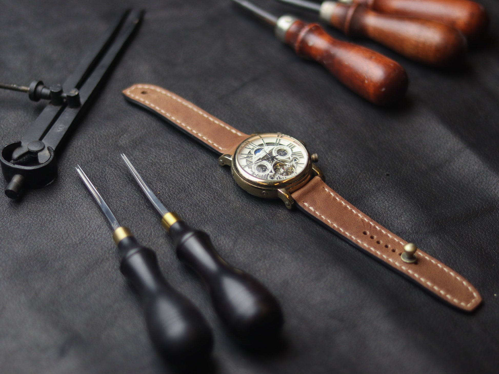 WALNAT BROWN (BEACH) - FULL STITCHED WATCH STRAPS grip
