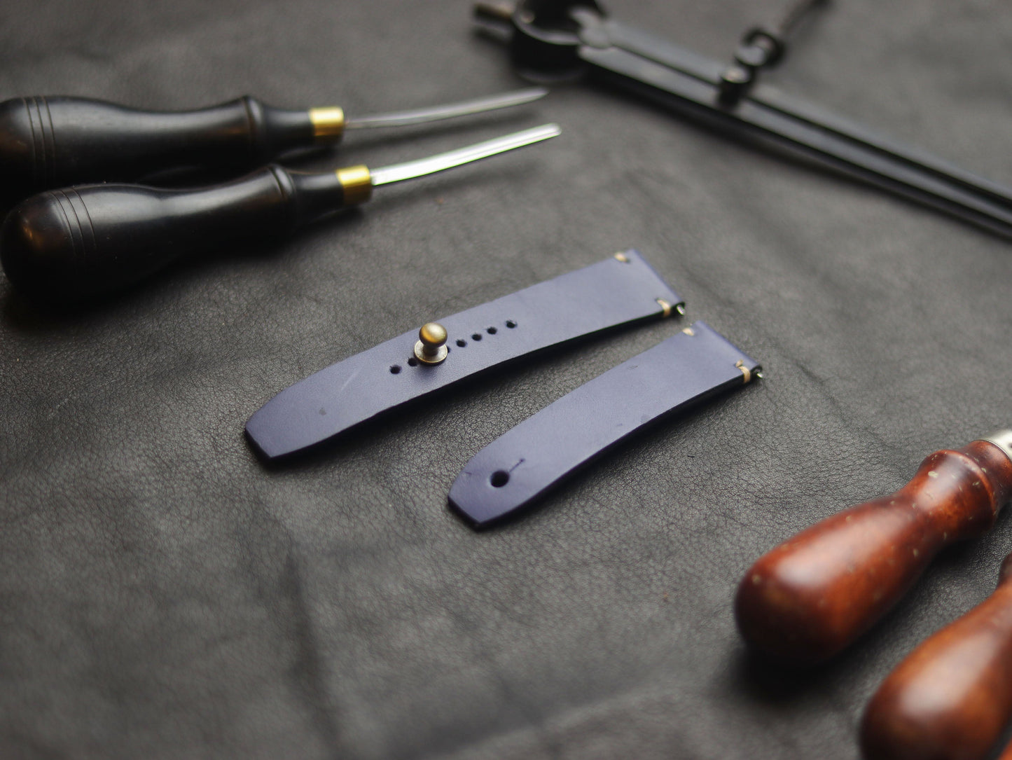 CLASSIC BLUE (BEACH) - MINIMAL STITCHED WATCH STRAPS grip