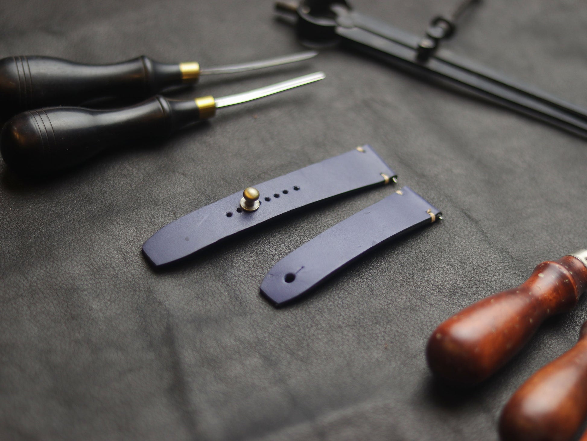 CLASSIC BLUE (BEACH) - MINIMAL STITCHED WATCH STRAPS grip