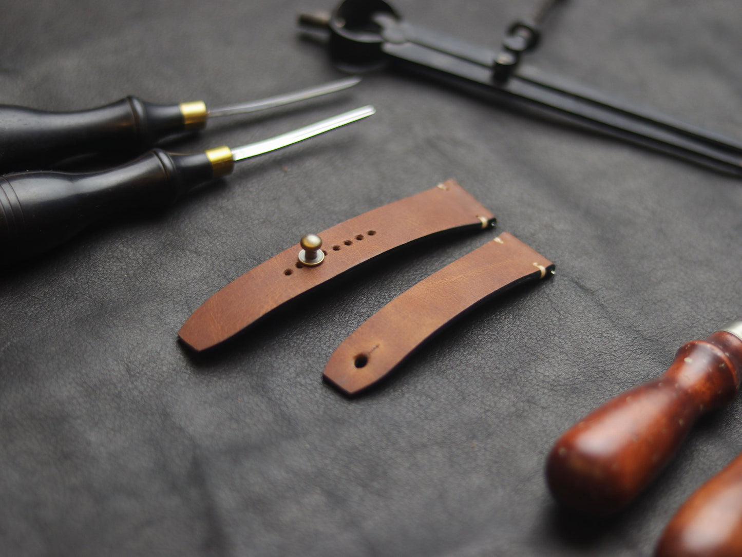 TWANNY BROWN (BEACH) - MINIMAL STITCHED WATCH STRAPS grip