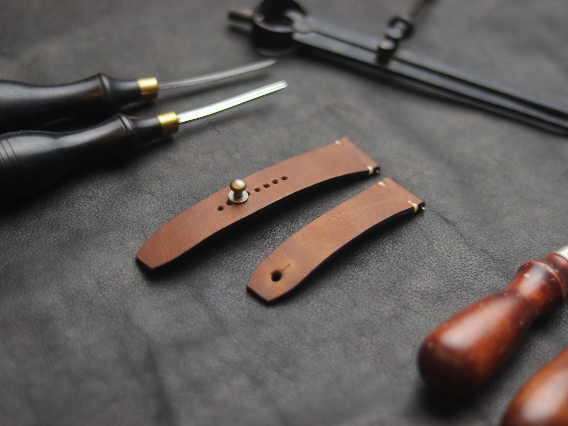 TWANNY BROWN (BEACH) - MINIMAL STITCHED WATCH STRAPS grip