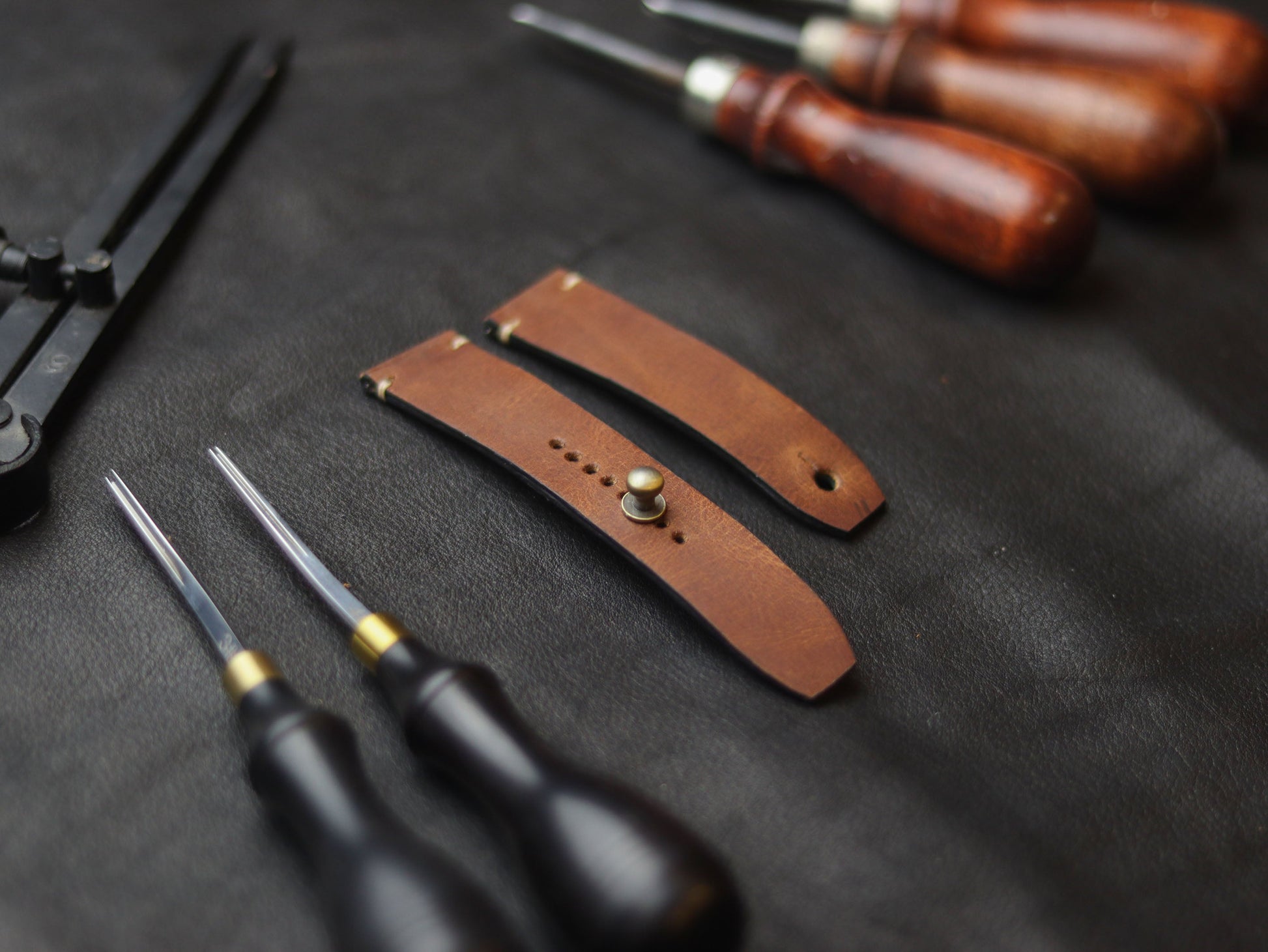 TWANNY BROWN (BEACH) - MINIMAL STITCHED WATCH STRAPS grip