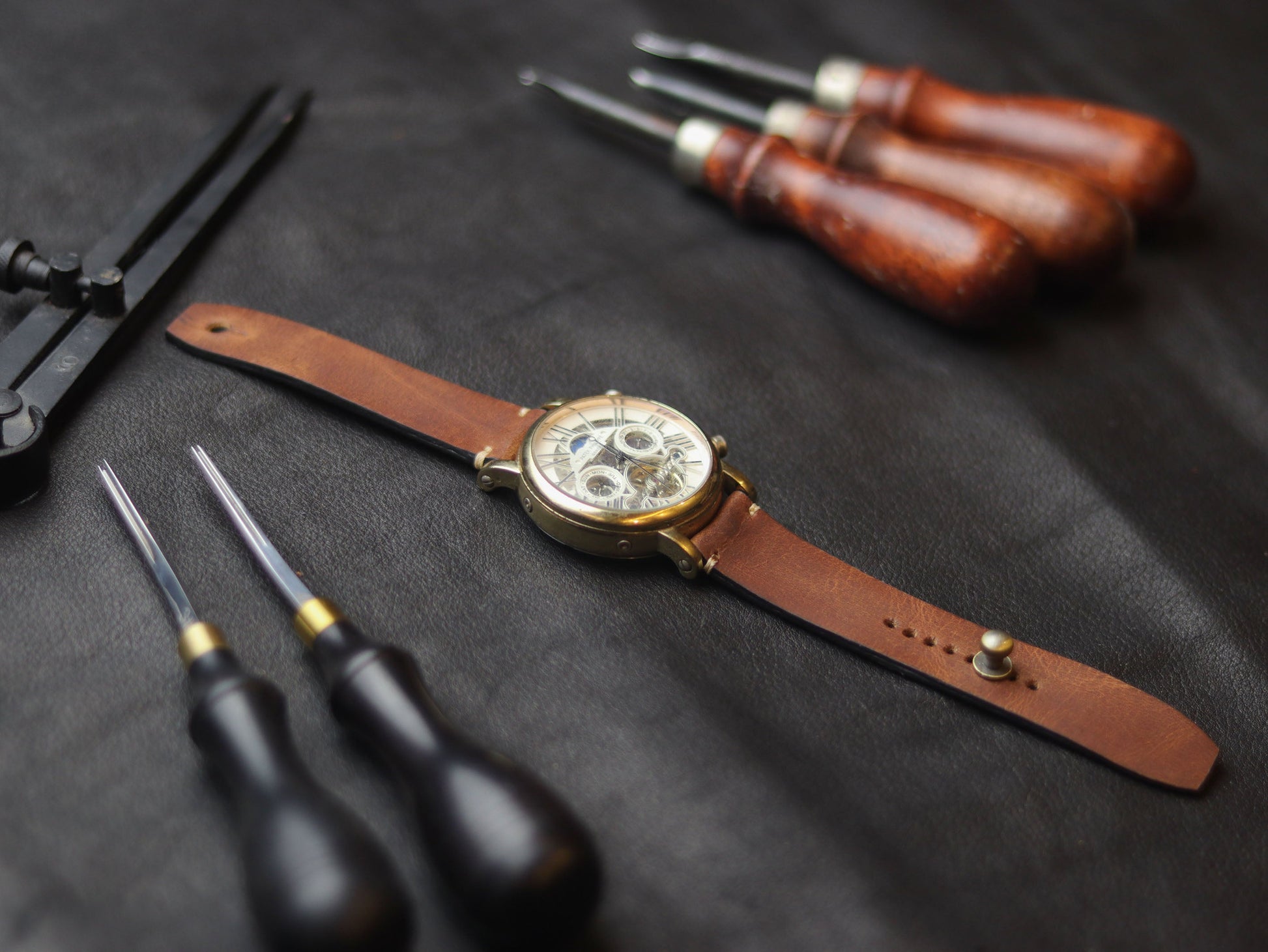 TWANNY BROWN (BEACH) - MINIMAL STITCHED WATCH STRAPS grip