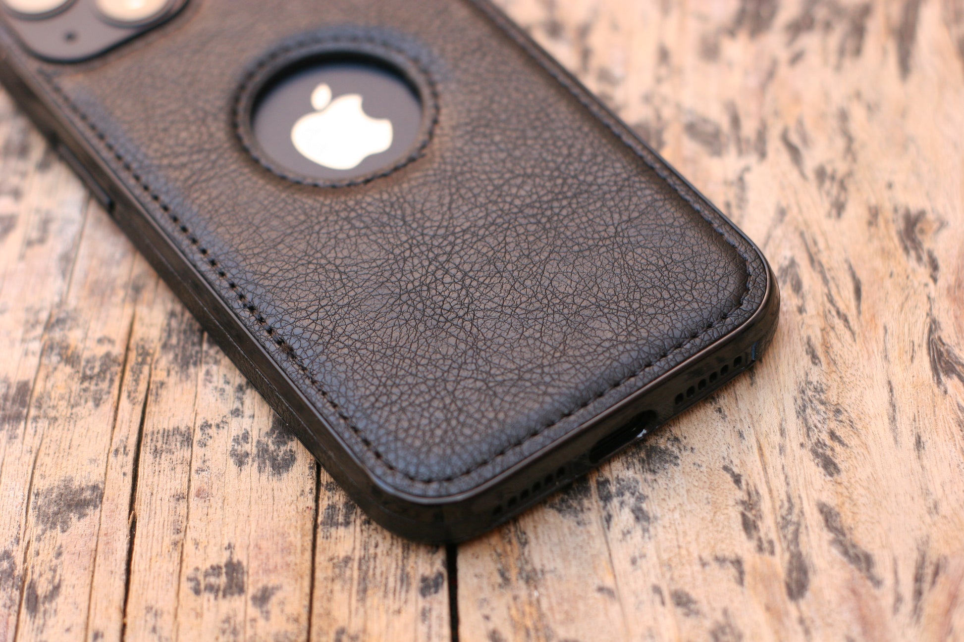 BLACK LEATHER PHONE CASE. grip
