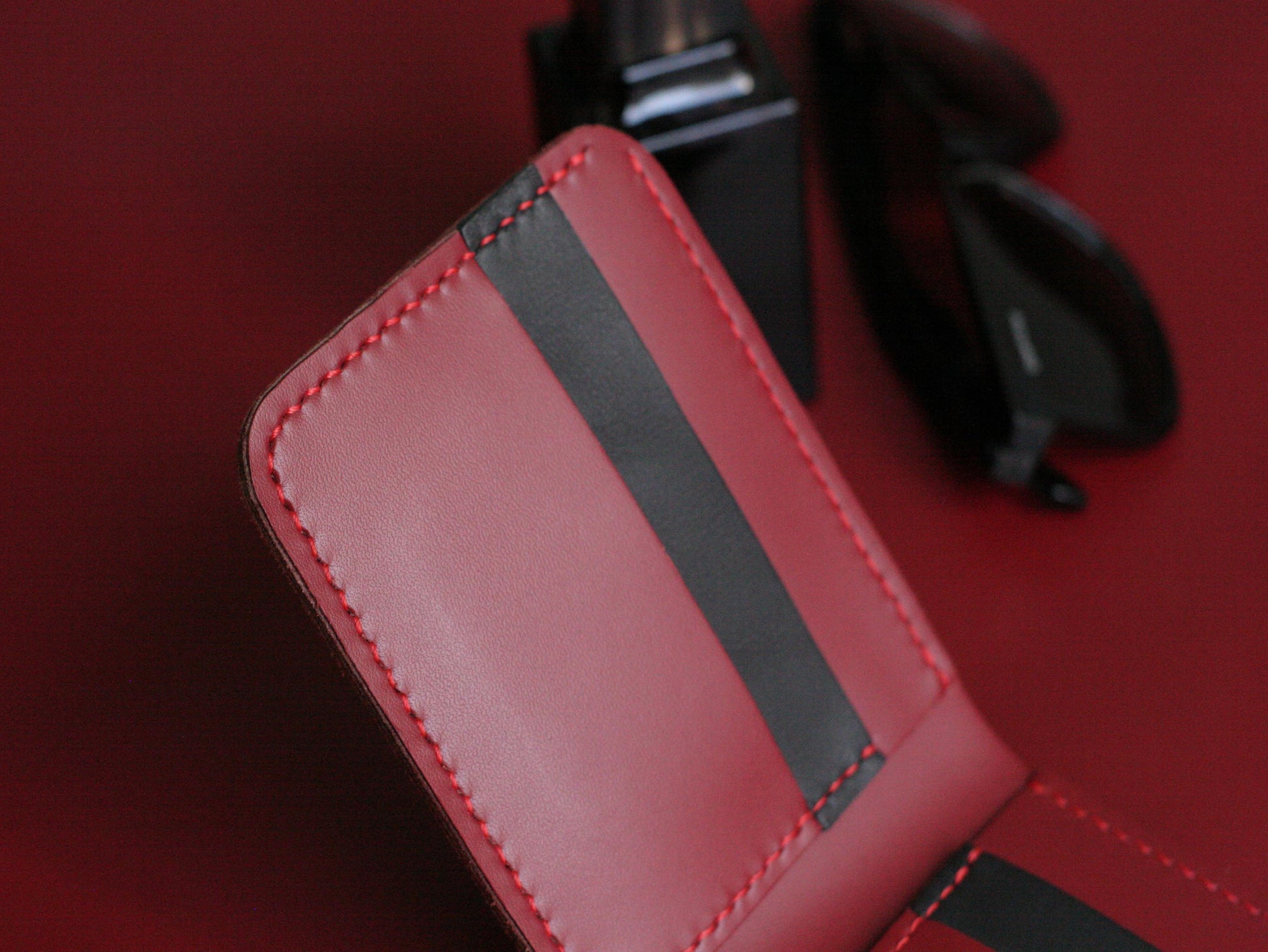 GROOM 2.0 LEATHER WALLET CRIMSON RED grip