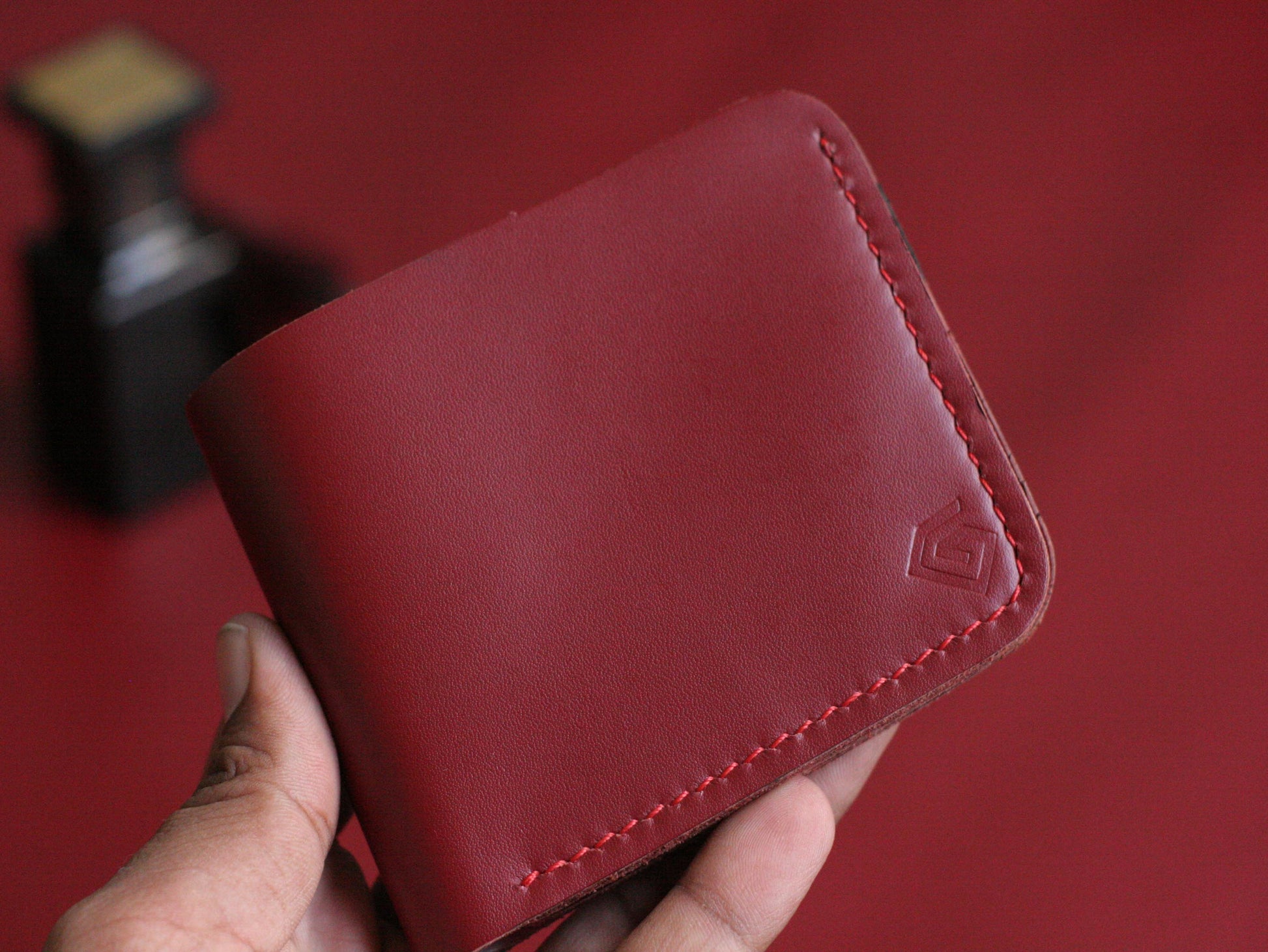 GROOM 2.0 LEATHER WALLET CRIMSON RED grip